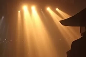 《一颗橘子的旅程》剧照，橘子从掌心滚落到桌面