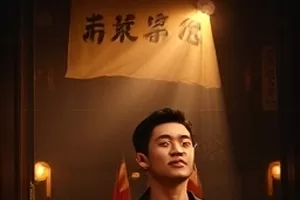《桌面上的海》剧照，书桌上摊开的海浪照片与铅笔