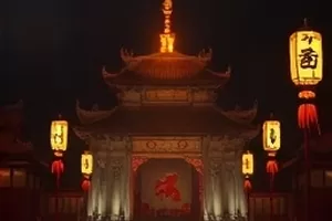 《静水码头的夏天》剧照，码头栏杆与逆光水面